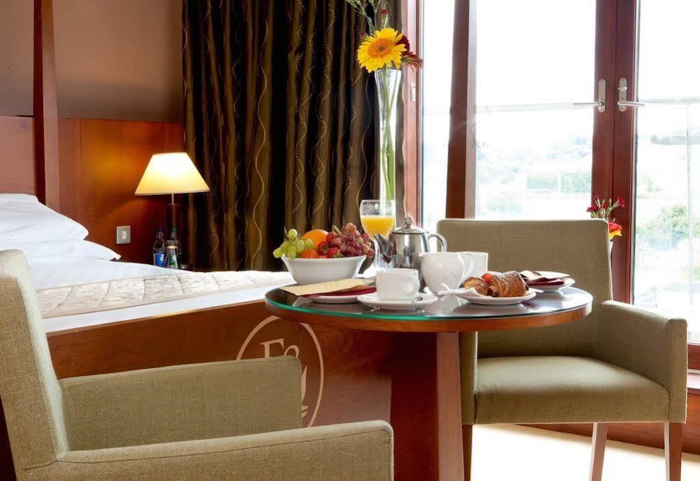 Four Seasons Hotel, 칼링포드 외부 사진
